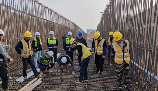 南昌昌北国际机场三期扩建两站一池工程地下综合管廊主体结构首段管节底板顺利通过样板验收